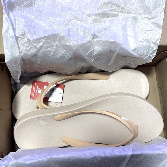 NEW [New Balance] 24 V1 Flip Flop Thong Sandals in White Oak Men's Size 14 - Picture 3 of 8